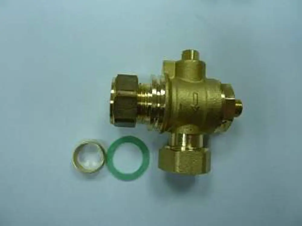 Remeha-Absperrhahn aus Messing mit einem Anschluss und zwei Dichtungsringen. Das Produkt ist für Rohrleitungen vorgesehen und weist eine kompakte Bauform auf.